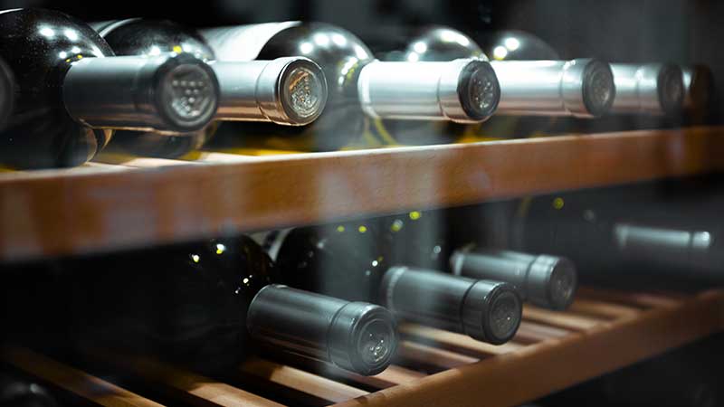 garrafas de vinho dentro de uma cave